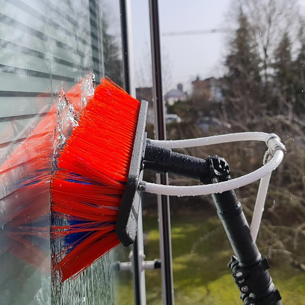 glasreinigung-buerste-stange Bürste in Betreib bei ca. 8 l/min.