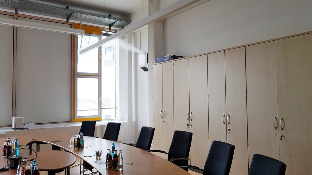 Luftbefeuchter bis 80m² mit Festwasseranschluß, SONIC 2im Besprechungsraum